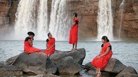 Women of the Dhurwa tribe at Chitrakote waterfalls