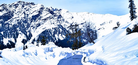 The snow-covered pass on the way to Leh and Manali
