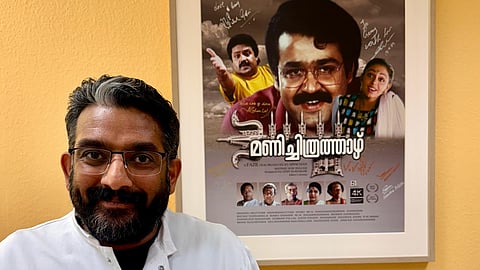 'മണിച്ചിത്രത്താഴി'ലെ മൂന്ന് പ്രധാന അഭിനേതാക്കളും സംവിധായകനും തിരക്കഥാകൃത്തും ഒപ്പിട്ട പോസ്റ്റര് ഫ്രെയിംചെയ്തുവെച്ച ജര്മനിയിലെ ഓഫീസ് മുറിയില് ഡോ.ജെമി കുര്യാക്കോസ്