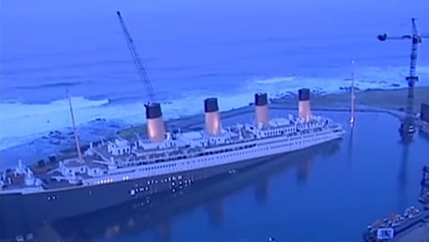 'ടൈറ്റാനിക്ക്' സിനിമയുടെ ചിത്രീകരണത്തിനിടയിൽ നിന്നുള്ള ദൃശ്യം. ക്യാമറകളുറപ്പിക്കാനുപയോഗിച്ച കൂറ്റൻ ക്രയിനുകളും കാണാം