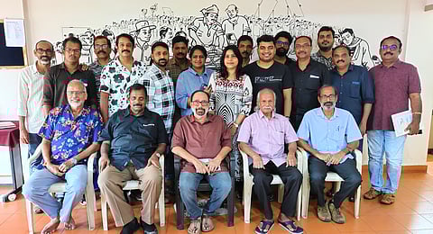 ഫെഫ്ക പി.ആർ.ഒയൂണിയൻ ഭാരവാഹികളും അംഗങ്ങളും സംവിധായകൻ സിബിമലയിനൊപ്പം