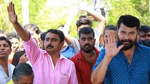 'ഗ്രേറ്റ് ഫാദറി'ന്റെ ലൊക്കേഷനിൽ മമ്മൂട്ടിയുടെ ജന്മദിനാഘോഷത്തിനിടെ അദ്ദേഹത്തിനൊപ്പം റോബർട്ട് കുര്യാക്കോസ്
