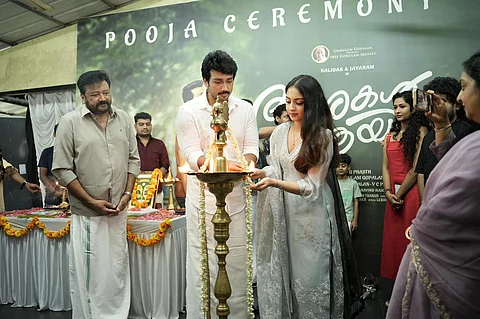 'ആശകൾ ആയിര'ത്തിന്റെ പൂജാചടങ്ങിൽ കാളിദാസ് ജയറാം തിരി തെളിയിക്കുന്നു. ജയറാം സമീപം