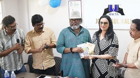 'മാക്ട'ലൈബ്രറിയുടെ ഉദ്ഘാടനം ശ്വേതാ മേനോന് ജോഷി മാത്യുവിന് പുസ്തകങ്ങള് സമ്മാനിച്ച് നിർവഹിക്കുന്നു