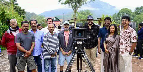 ഷാജി കൈലാസും 'വരവി'ന്റെ അണിയറപ്രവർത്തകരും ലൊക്കേഷനിൽ