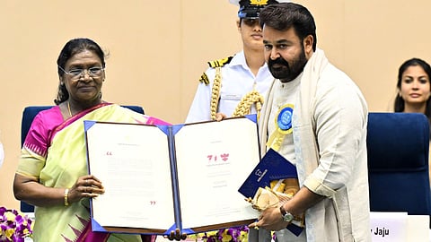 രാഷ്ട്രപതി ദ്രൗപദി മുർമുവിൽ നിന്ന് മോഹൻലാൽ ദാദാ സാഹിബ് ഫാൽക്കേ അവാർഡ് സ്വീകരിക്കുന്നു