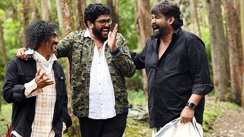 'വരവി'ന്റെ സെറ്റിൽ സംവിധായകൻ ഷാജി കൈലാസ്,നായകൻ ജോജു ജോർജ്,ആക്ഷൻ കൊറിയോഗ്രാഫർ സ്റ്റണ്ട് സിൽവ എന്നിവർ