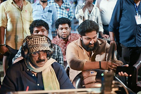 ഈസ്റ്റ് കോസ്റ്റ് വിജയൻ,ധ്യാൻ ശ്രീനിവാസൻ എന്നിവർ ‘ഭീഷ്മറു'ടെ സെറ്റിൽ