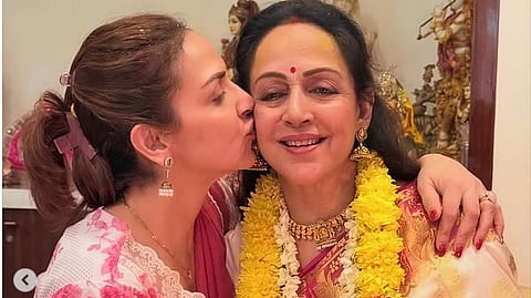 ഹേമമാലിനിക്ക് പിറന്നാളാംശനേർന്ന് മകൾ ഇഷാ ഡിയോൾ പങ്കുവെച്ച ചിത്രം