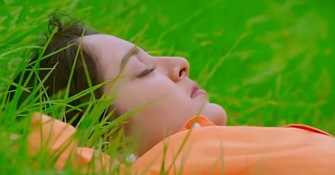 മഞ്ജു വാരിയർ സമ്മർ ഇൻ ബത് ലഹേമിലെ ഒരു രാത്രി കൂടി വിടവാങ്ങവേ എന്ന ഗാനരംഗത്തിൽ