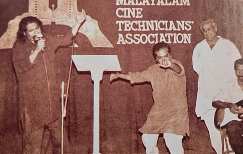 മലയാളം സിനി ടെക്നീഷ്യൻസ് അസോസിയേഷന്റെ(മാക്ട) ഒരു ചടങ്ങിൽ സംവിധായകൻ പവിത്രന്റെ ഗാനത്തിനൊത്ത് ചുവടുവയ്ക്കുന്ന കെ.ജി.ജോർജ്. ജോൺപോൾ സമീപം