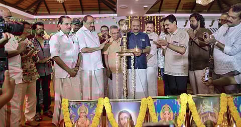 ധ്യാൻ ശ്രീനിവാസൻ നായകനാകുന്ന കാഞ്ചിമാലയുടെ പൂജാചടങ്ങിൽ മന്ത്രി കെ.എൻ ബാലഗോപാൽ ഭദ്രദീപം തെളിക്കുന്നു