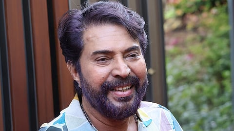 മികച്ച നടനുള്ള സംസ്ഥാന പുരസ്കാരം ലഭിച്ചശേഷം മമ്മൂട്ടി കൊച്ചിയിലെ വീടിനുമുന്നിൽ