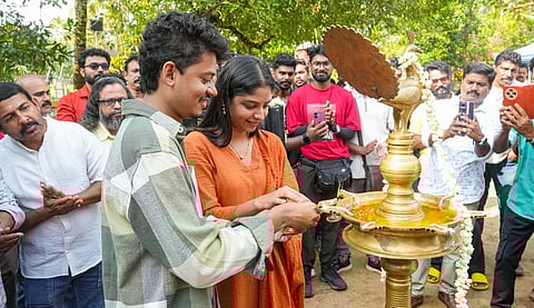 ഇറ്റ്സ് എ മെഡിക്കൽ മിറാക്കിൾ പൂജാചടങ്ങിൽ സംഗീത് പ്രതാപും അഖിലഭാർഗവനും ദീപം തെളിയിക്കുന്നു