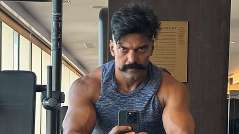 'വേട്ടുവ'ത്തിന്റെ ഷൂട്ടിനിടെ ആര്യ പങ്കുവെച്ച ചിത്രം