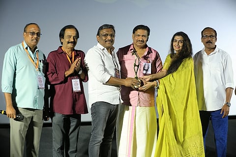 2025-ലെ പുലരി ടിവി അവാർഡിൽ മികച്ച ജനപ്രിയ ചിത്രത്തിനുള്ള പുരസ്കാരം 'തുടരും' നിർമാതാവ് എം.രഞ്ജിത് സ്വീകരിക്കുന്നു