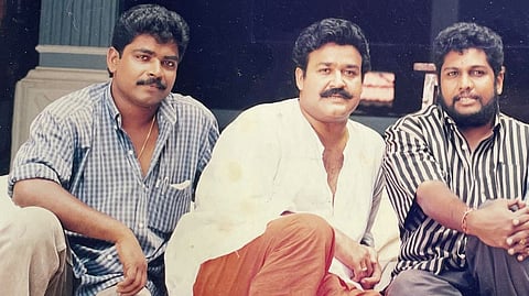 നരസിംഹത്തിന്റെ സെറ്റിൽ മോഹൻലാലിനും ആന്റണി പെരുമ്പാവൂരിനുമൊപ്പം ഷാജി കൈലാസ്