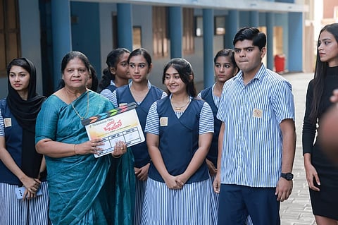 'ഹായ് ഗയ്സ്' സിനിമയുടെ പൂജാചടങ്ങിൽ ഇന്നസെന്റിന്റെ ഭാര്യ ആലീസ് ആദ്യ ക്ലാപ്പടിക്കുന്നു. ഇന്നസെൻ്റ് സോണെറ്റ് സമീപം