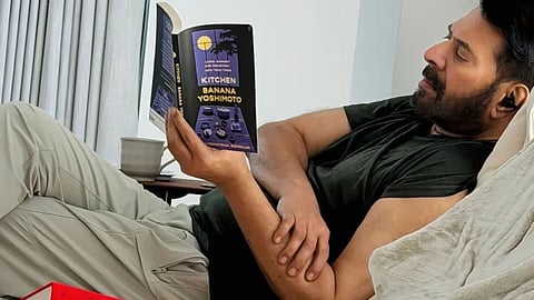 മമ്മൂട്ടി വായനക്കിടെ. എസ്.ജോർജ് ഫേസ്ബുക്കിൽ പങ്കിട്ട ചിത്രം