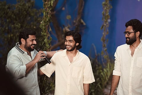 മോളിവുഡ് ടൈംസ് പാക്കപ്പ് വേളയിൽ നിർമാതാവ് ആഷിഖ് ഉസ്മാൻ,നസ്ലിൻ,സംവിധായകൻ അഭിനവ് സുന്ദര് നായ്ക് എന്നിവർ