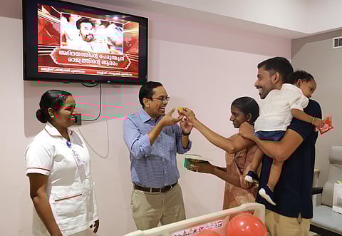 മമ്മൂട്ടിയുടെ വാത്സല്യം പദ്ധതിയിലൂടെ പൂർത്തിയാക്കി മടങ്ങുന്ന രണ്ടുവയസ്സുകാരി റാഹേലും കുടുംബവും മമ്മൂട്ടിക്ക് പദ്മഭൂഷൺ ലഭിച്ചതിലുള്ള സന്തോഷം പങ്കുവയ്ക്കുന്നു