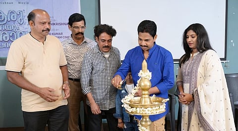 'ആരു പറയും ആരാദ്യം പറയും' പൂജാ ചടങ്ങിൽ വിനോദ് കോവൂർ ദീപം തെളിയിക്കുന്നു