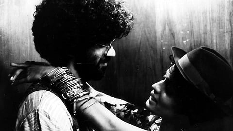 ‘ഇൻ വിച്ച് ആനി ഗിവ്സ് ഇറ്റ് ദോസ് വൺസ്’ എന്ന ചിത്രത്തിൽ അരുന്ധതി റോയിയും അർജുൻ റെയ്നയും