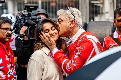 റേസിങ് മത്സരത്തിനുശേഷം ഭാര്യ ശാലിനിയെ ചുംബിക്കുന്ന അജിത്