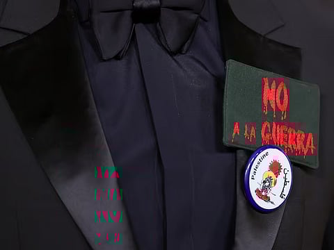 സ്പാനിഷ് താരം ജാവിയർ ബാർഡം പാലസ്തീൻ ഐക്യദാർഢ്യം പ്രഖ്യാപിക്കുന്ന കാർട്ടൂൺ ചിഹ്നവും യുദ്ധവിരുദ്ധ ബാഡ്ജും ധരിച്ച് ഓസ്കർവേദിയിൽ