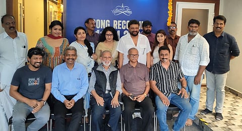 ജെറി അമൽദേവും എം.എ.നിഷാദും പുതിയ സിനിമയുടെ റിക്കോഡിങ് വേളയിൽ