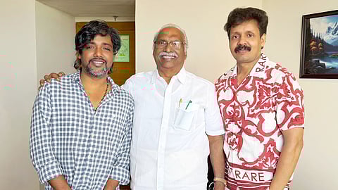 വാഴ-2 സംവിധായകൻ സവിൻ എ ഗോകുലം ഗോപാലനും എക്സിക്യൂട്ടീവ് പ്രൊഡ്യൂസർ കൃഷ്ണമൂർത്തിക്കുമൊപ്പം