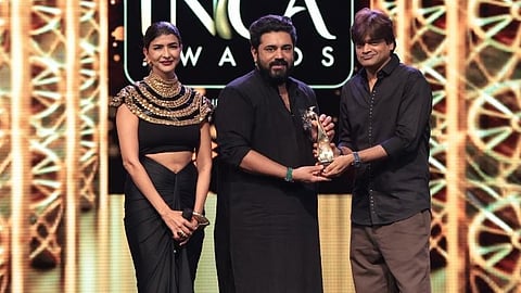 കല്യാൺ ജൂവലേഴ്സ്- ഇൻക അവാർഡ്സിൽ മികച്ച നടനുള്ള പുരസ്കാരം നിവിൻപോളി ഏറ്റുവാങ്ങുന്നു