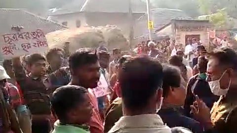 পাটাশিমূল গ্রামে গ্রামবাসীদের বিক্ষোভ