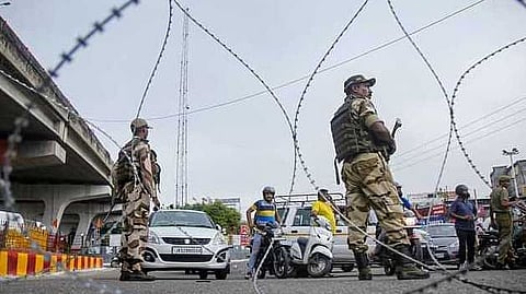 Jammu-Kashmir: জঙ্গিদের সাথে যোগাযোগ! জম্মু-কাশ্মীরে পুলিশ-সহ ৩ সরকারি কর্মী বরখাস্ত, পাঠানো হল জেলে