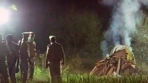 রাতের অন্ধকারে পুড়িয়ে দেওয়া হচ্ছে নির্যাতিতার দেহ