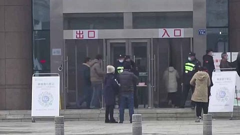 কোভিড ১৯-এর প্রথম রোগীর চিকিৎসা করা উহানের হাসপাতাল ঘুরে দেখলো হু-র বিশেষজ্ঞ টিম