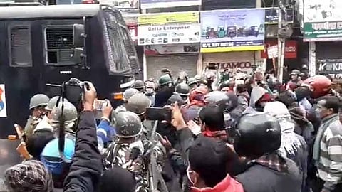 ত্রিপুরায় পুলিশের জলকামান ঘিরে শিক্ষকদের বিক্ষোভ