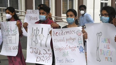 প্রতীকী প্রতিবাদে চিকিৎসকরা - ছবি সংগৃহীত