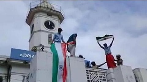 জাতীয় পতাকা ঝুলিয়ে দিচ্ছেন DYFI কর্মীরা