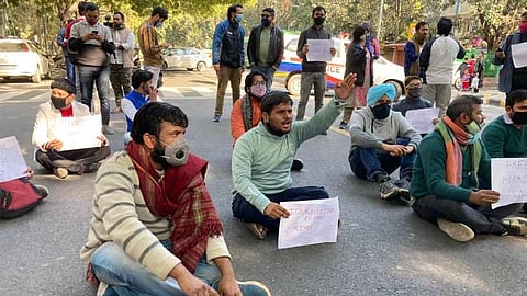 দিল্লি পুলিশের সদর দপ্তরের সামনে সাংবাদিকদের বিক্ষোভ