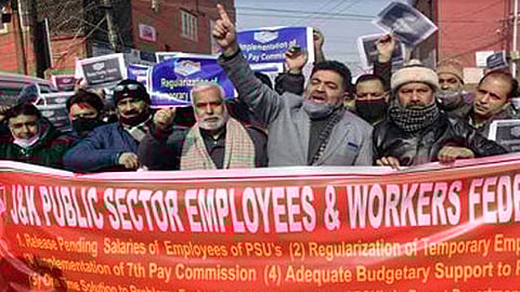 শ্রীনগরে পি এস ইউ কর্মীদের বিক্ষোভ