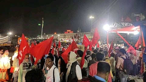 আজ ভোরে শিয়ালদহ স্টেশনে