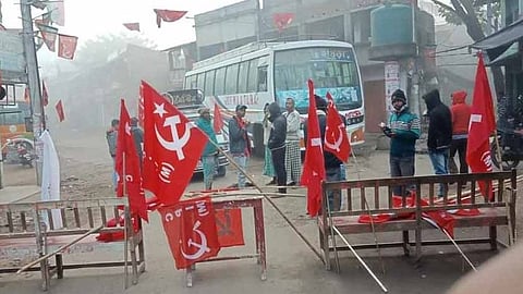 গোপীগঞ্জ দাসপুর পশ্চিম মেদিনীপুরে সকাল থেকে বনধের সমর্থনে অবরোধ