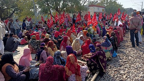 গতকাল হরিয়ানার কাটিহালে কৃষক আন্দোলনের সমর্থনে রেল রোকো