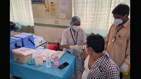 করোনার টিকা নেওয়ার দেড়দিনের মধ্যে মৃত্যু ভোটকর্মীর! চাঞ্চল্য বোলপুরে