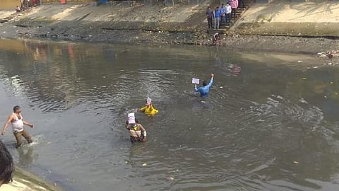 আদিগঙ্গায় বিক্ষোভকারীরা