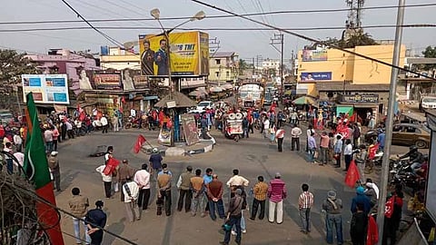 মেদিনীপুরে ধর্মার মোড়ে চাক্কাজ্যাম কর্মসূচী