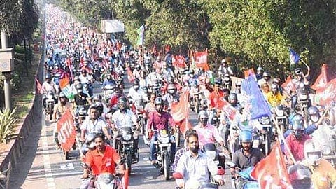 ভাইজাগ স্টিল প্ল্যান্টের বেসরকারিকরণের প্রতিবাদে মিছিল