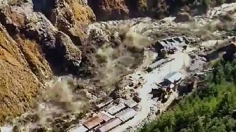 চামোলিতে আচমকা নন্দাদেবী হিমবাহ ভেঙে তুষারধস