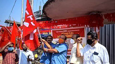 বিইএমএল-এর বেসরকারিকরণের প্রতিবাদ,
সংস্থার কর্মীদের অনির্দিষ্টকালের ধর্না ৪১ দিনে